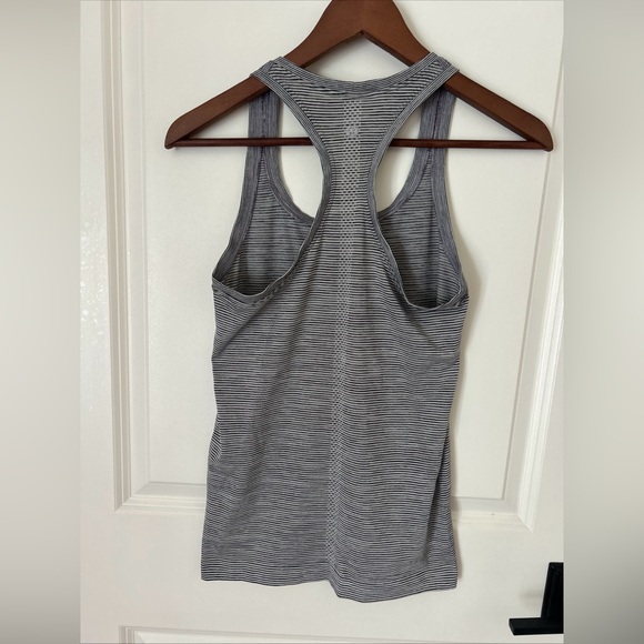 Lululemon Women’s 4 Black Gray Striped Swiftly Tech Racerback Tank Workout Run - Picture 3 of 7